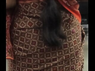 Indian aunty Butts down Saree helter-skelter